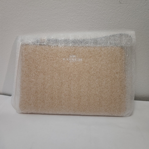 **NWT** COACH zip corner wristlet in Silver and Honeycomb - Picture 3 of 6